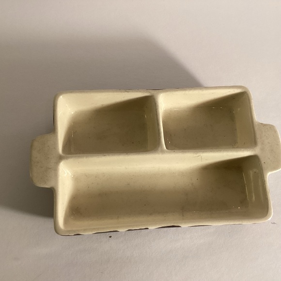 Puritan pottery, divided relish dish, Intaglio pattern - Picture 2 of 4